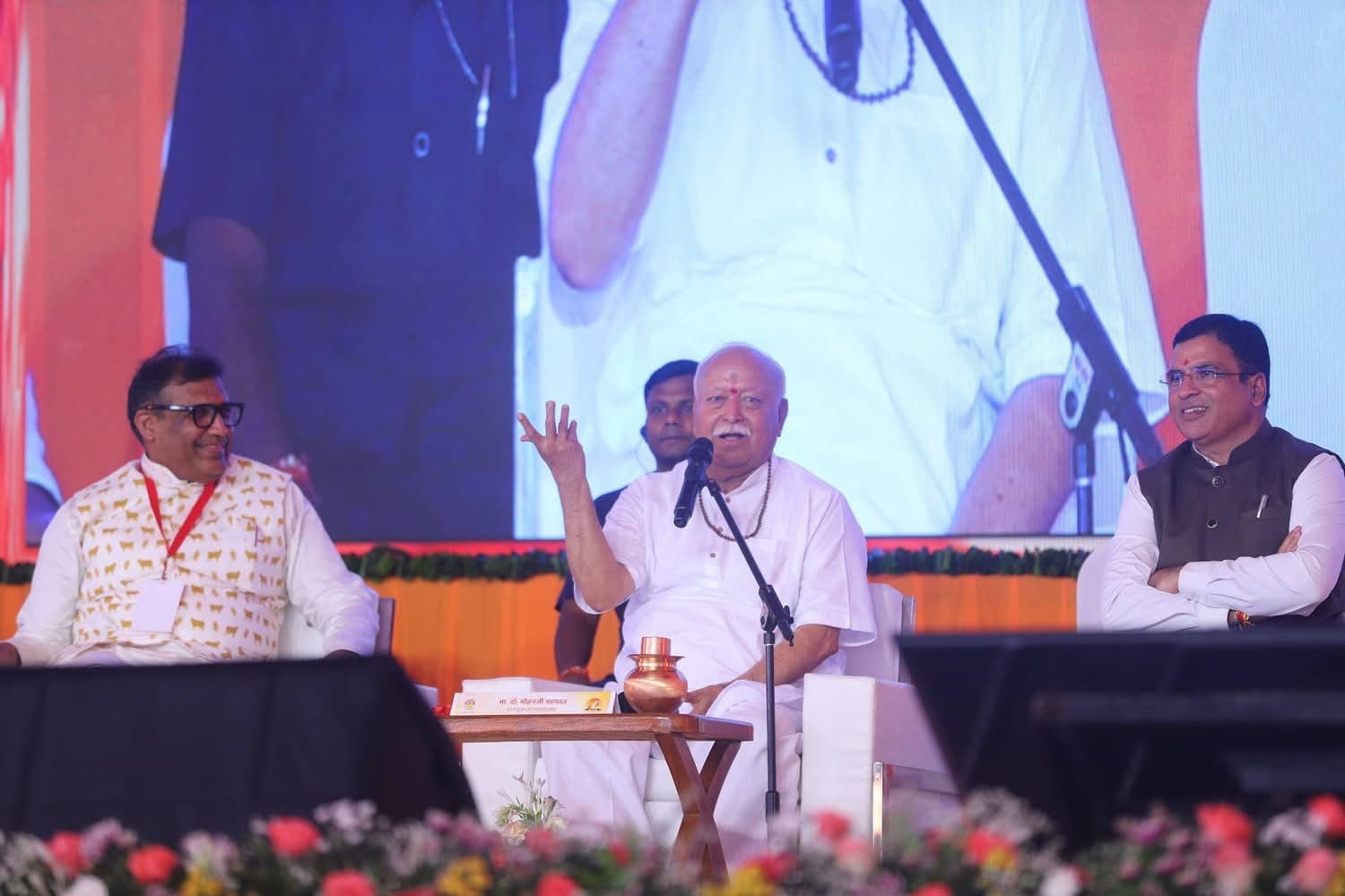 Padmesh Gupta presenting memento to Dr Mohan Bhagwat