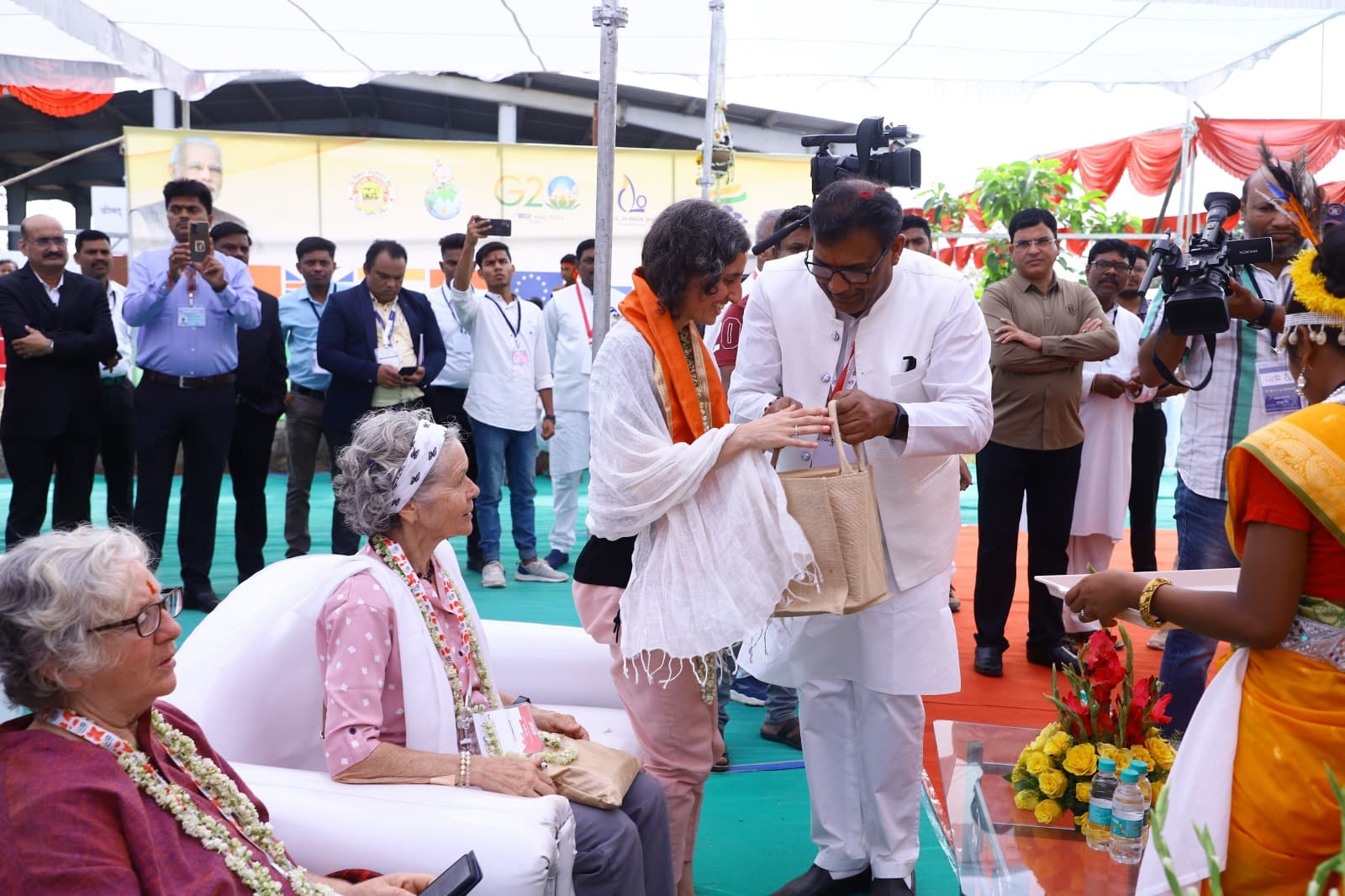 Traditional Indian welcome of G20 delegates
