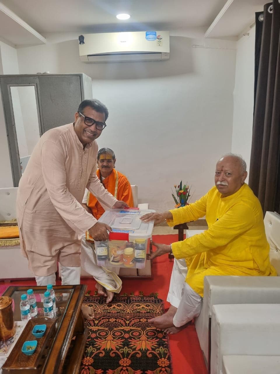 Presenting Gomay Ganesh idol to Sushil Kumar
