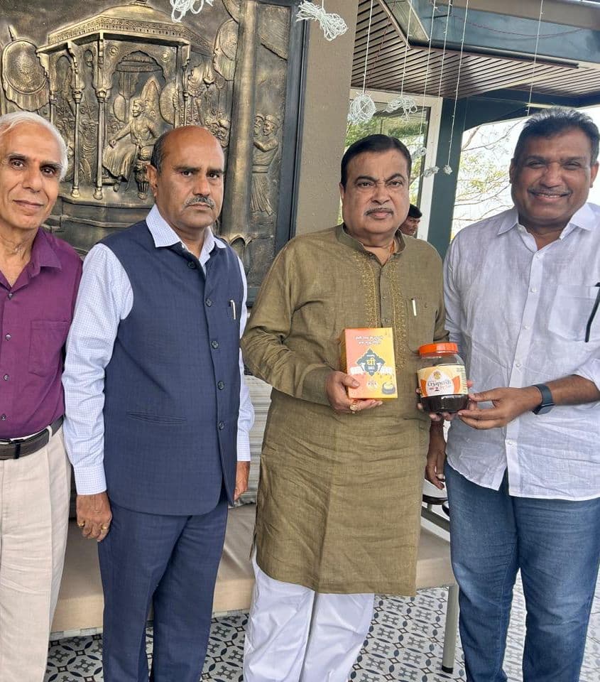 Maharashtra Minister Ashish Ji Jaiswal with Gomay Ganesh Idol